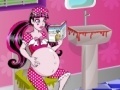 Игра Pregnant Draculaura Bathroom Cleaning