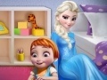 Игра Elsa: Playing with baby Anna